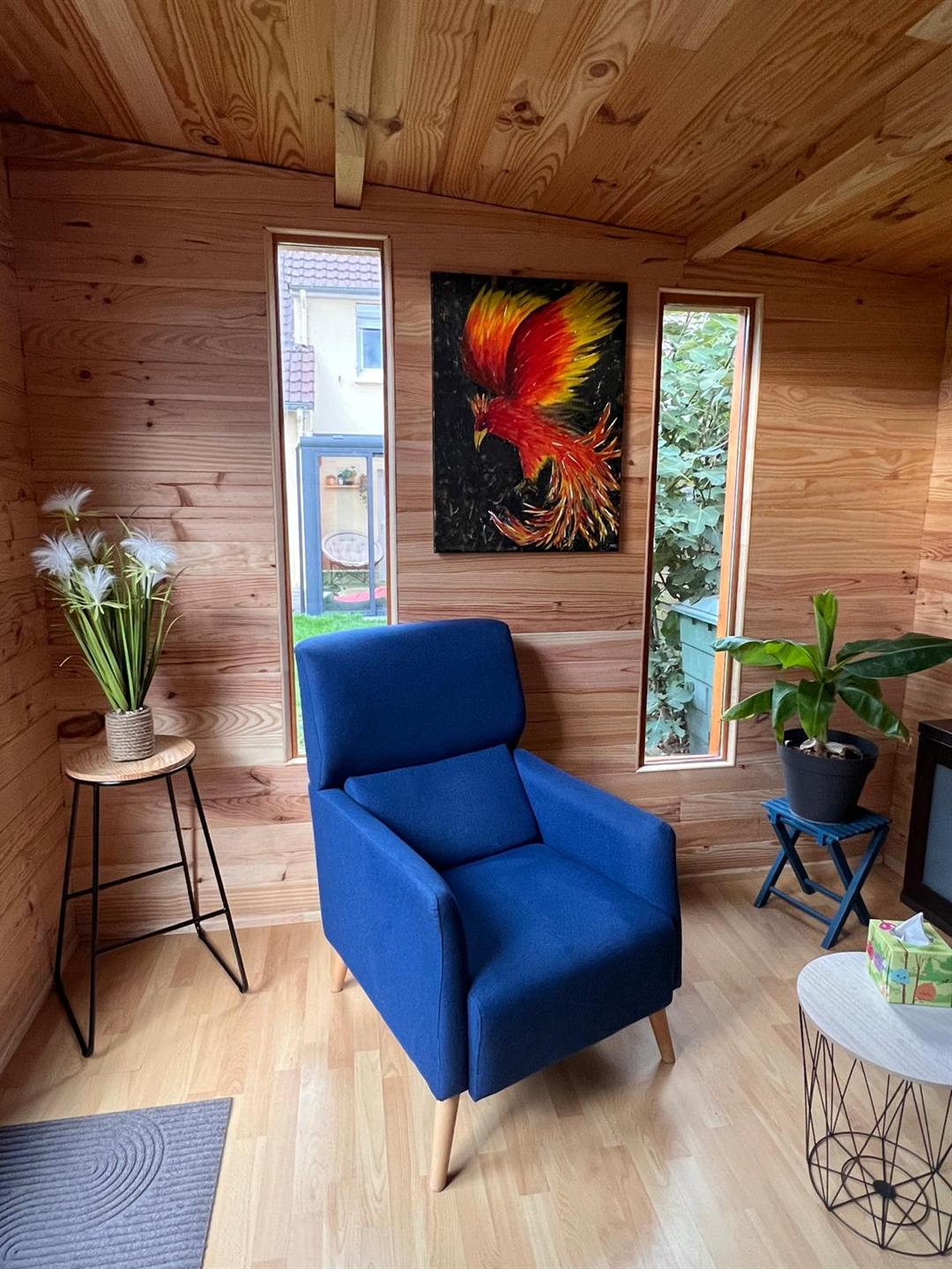 Vue du cabinet avec fauteuils et d&eacute;coration en bois